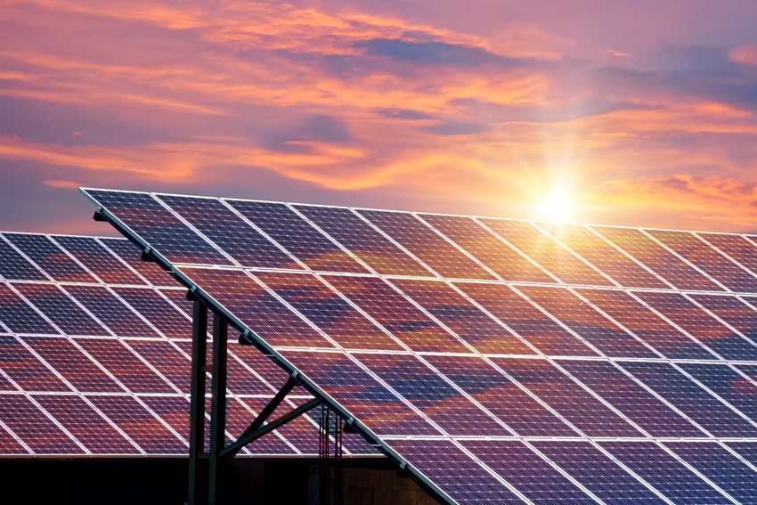 Saulės parkas saulėlydžio fone.